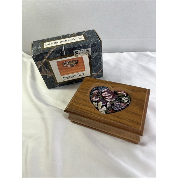 Vinatge Kmart Ladies Oak Finish Jewelry Box Flip Top Lid Heart Shape 5" - Picture 1 of 5